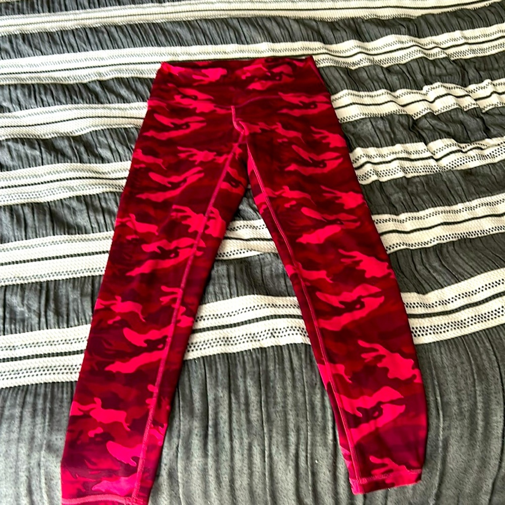 Fleo El Toro Bounce Red Camouflage Camo 25” Leggings, size Medium